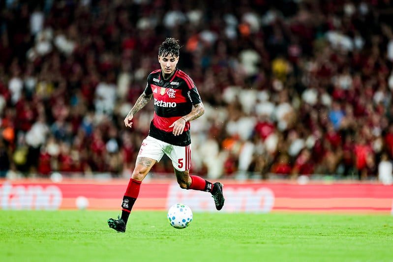 Flamengo bate Atlético-MG com gol no fim e tira Palmeiras da liderança