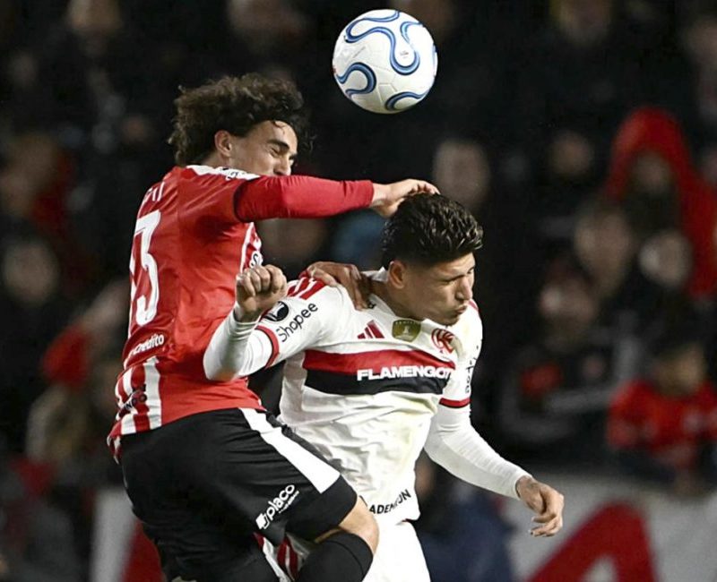 Flamengo empata com Estudiantes e decide no Maracanã