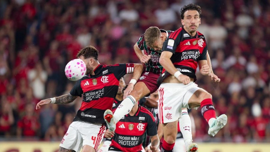 Flamengo bate Fluminense e segue líder isolado do Brasileirão
