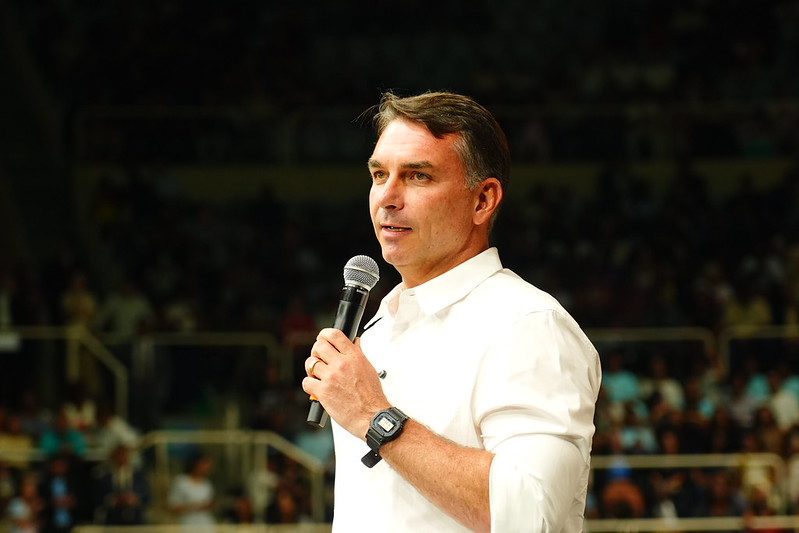 Flávio Bolsonaro chega aos Estados Unidos com esposa e filhas após determinação do STF para entregar passaportes