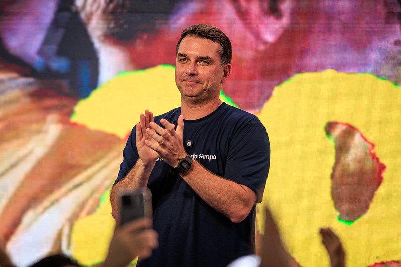 Flávio Bolsonaro foi embora para os EUA