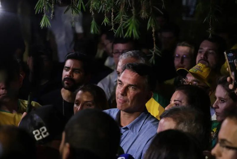 Flávio Bolsonaro impõe condições para liberar sigilos