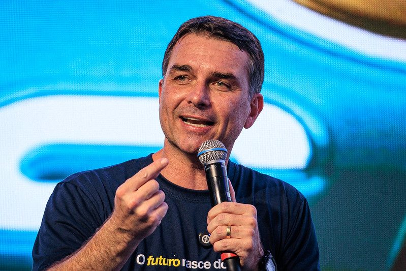 Flávio Bolsonaro não reconhece derrota e diz que pedirá anulação da eleição