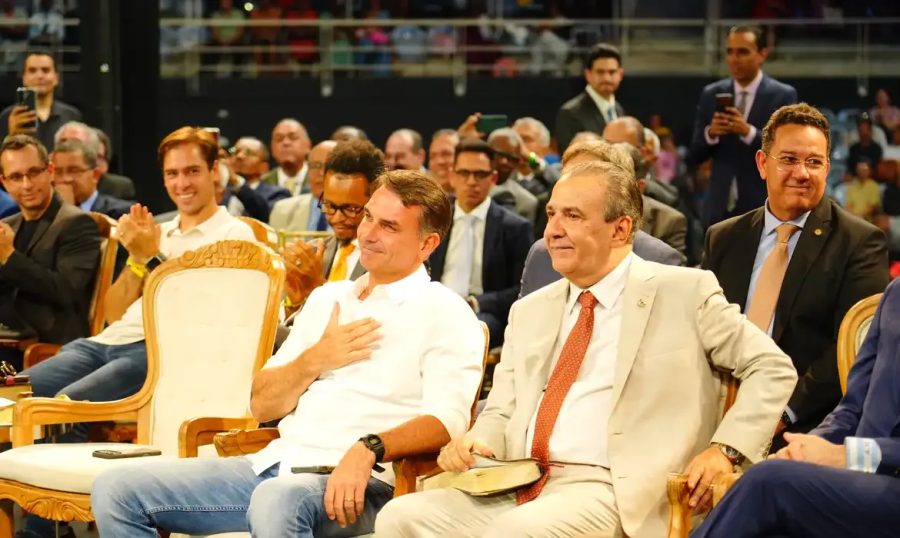 Flávio Bolsonaro promete reduzir juros e critica Lula