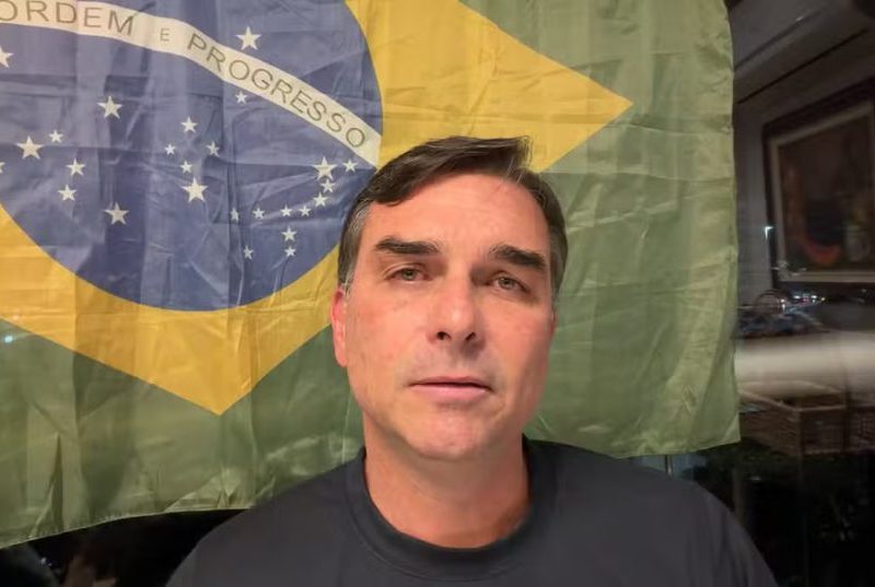 Flávio Bolsonaro se declara ‘verdadeiro presidente eleito’ em carta publicada após chegar aos EUA