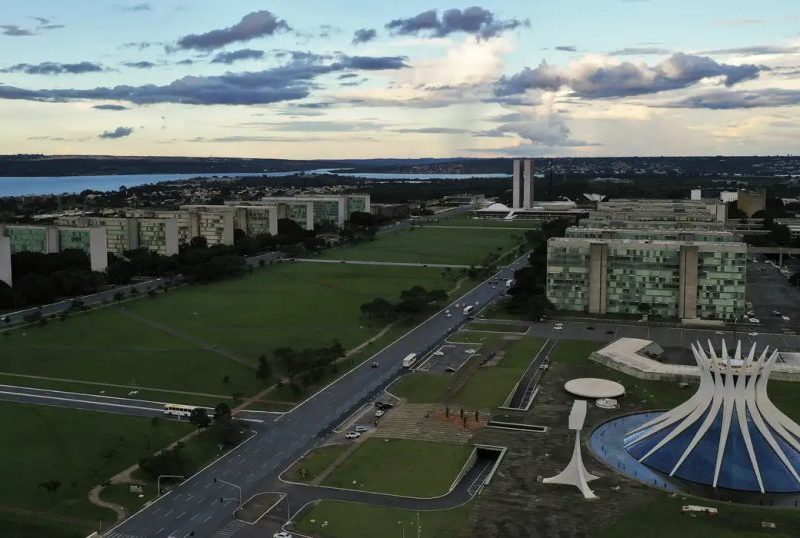 Privatizações e máquina pública: as propostas de Lula e Flávio