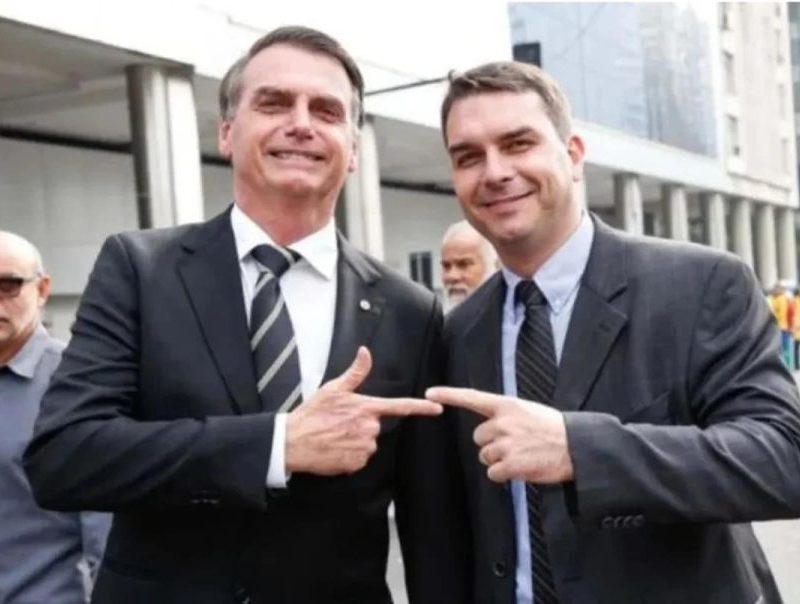 Flávio Bolsonaro visita o pai em Brasília pela 2ª vez