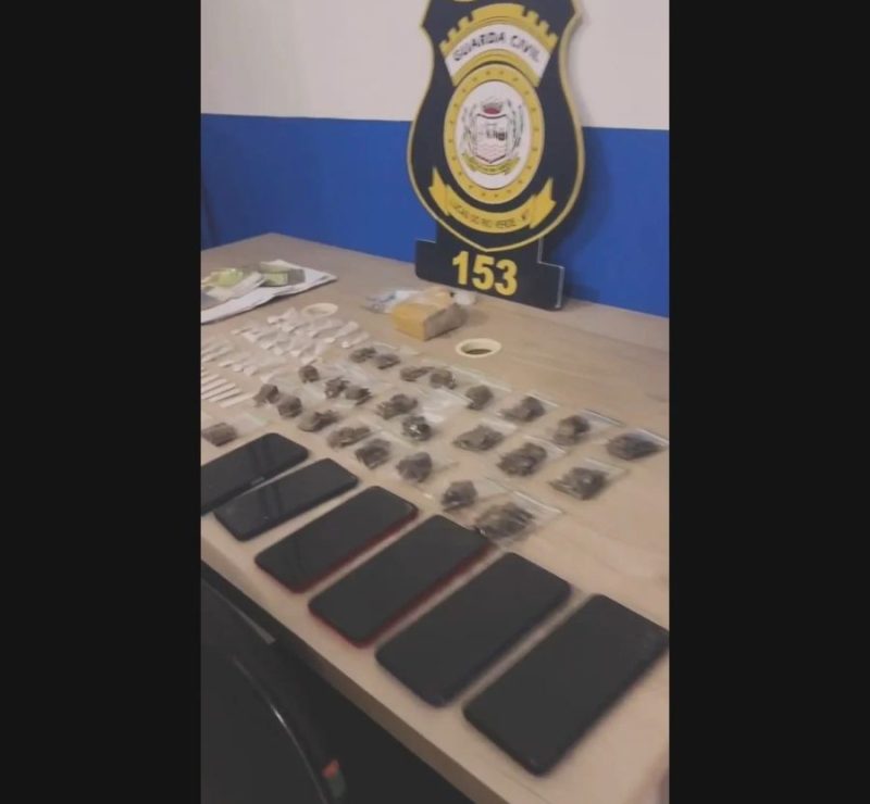 GCM prende dois suspeitos por tráfico de drogas após encontrar entorpecentes em resid