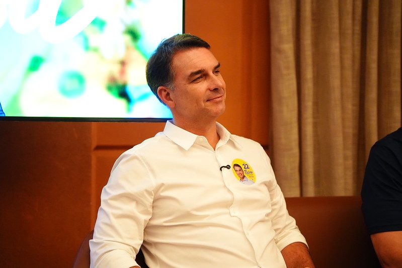 Governo dos EUA confirma que concederá vistos a Flávio Bolsonaro e familiares após saída do Brasil