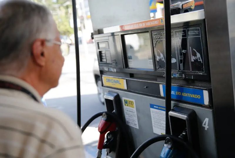 Governo prorroga por um mês subvenção de R$ 2,12 ao diesel