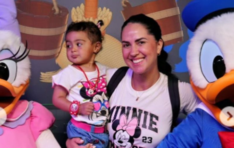 Graciele Lacerda chora com 1º encontro da filha na Disney