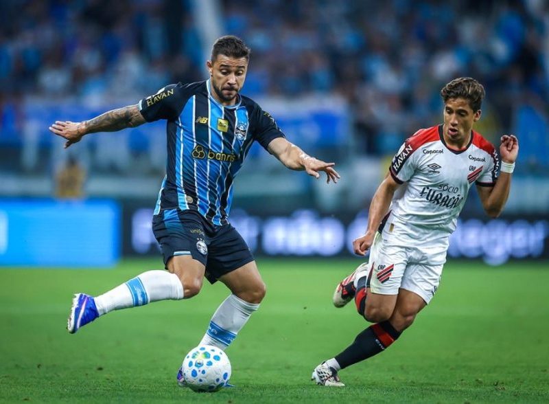 Grêmio bate Athletico-PR, sai do Z4 e afunda rival no Brasileirão