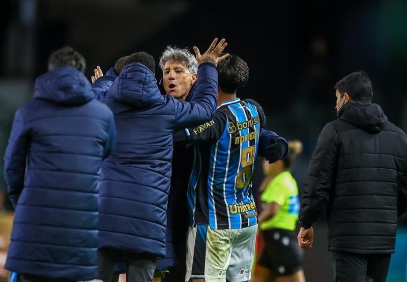 Grêmio vence o Coritiba e põe fim a jejum de sete jogos