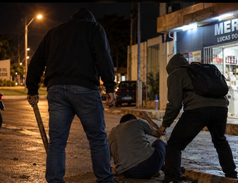 Homem é espancado e assaltado a caminho de mercado em MT