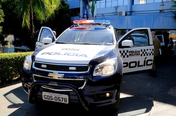 Homem é preso após agredir mulher com vassoura e garrafa e dar soco em criança no Nortão