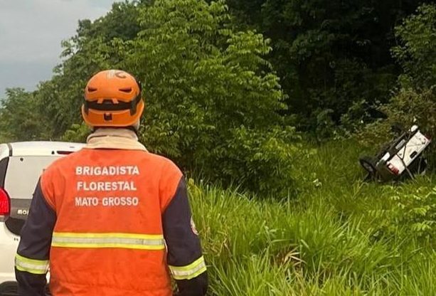 Idosas ficam presas após carro capotar durante chuva