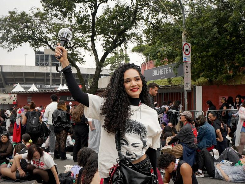 Idosas, mães e filhas e fãs com roupas tradicionais coreanas: BTS reúne diferentes gerações em fila para show