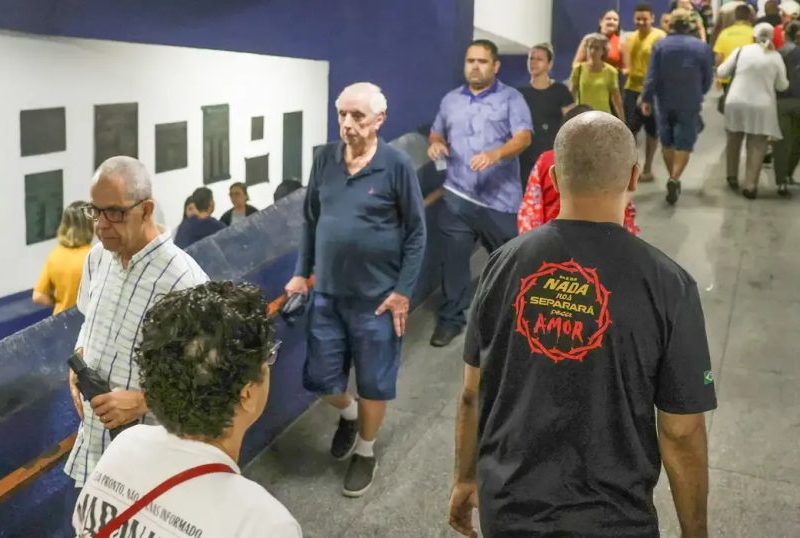 Idoso de 81 anos vota no Rio dez dias após cirurgia oncológica