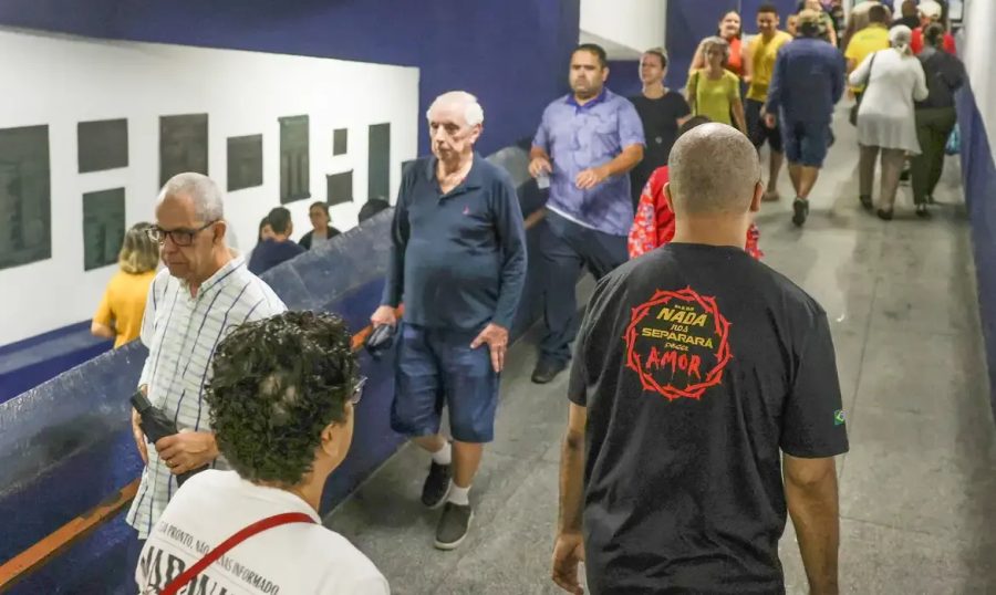 Idoso de 81 anos vota no Rio dez dias após cirurgia