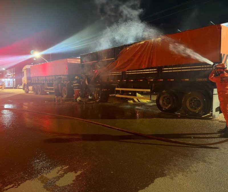 Incêndio em carreta carregada de milho mobiliza bombeiros em MT