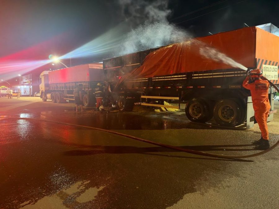 Incêndio atinge carreta carregada com milho próximo à BR-163 em Peixoto de Azevedo