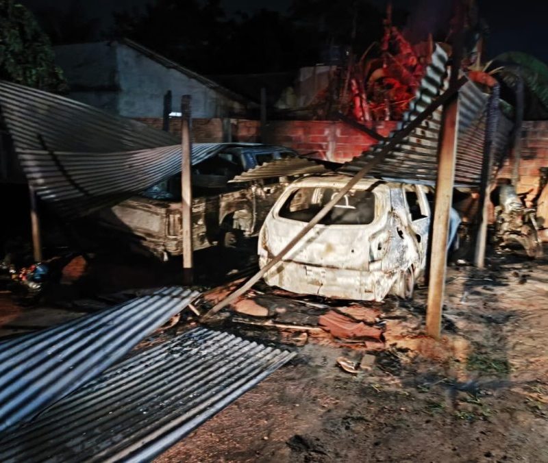 Incêndio destrói três veículos em garagem no Nortão de MT
