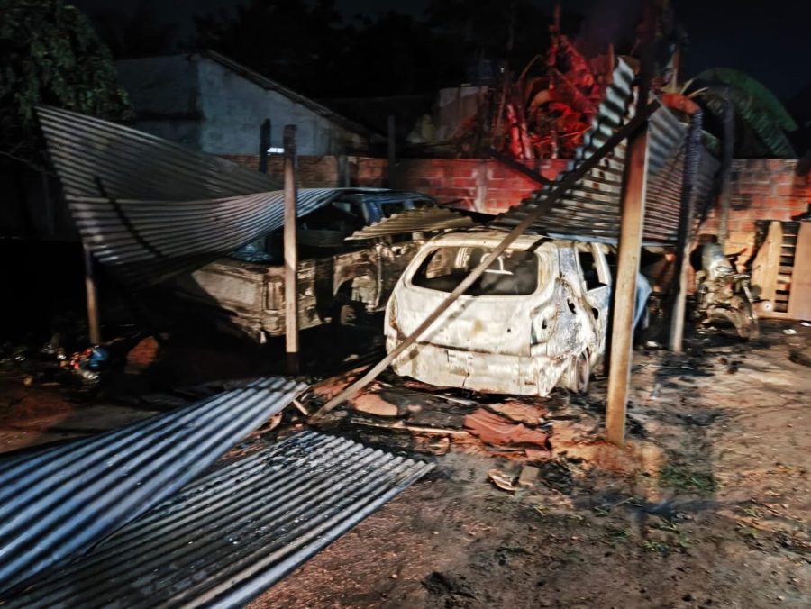 Incêndio destrói caminhonete, carro e motocicleta em garagem de residência no Nortão de MT
