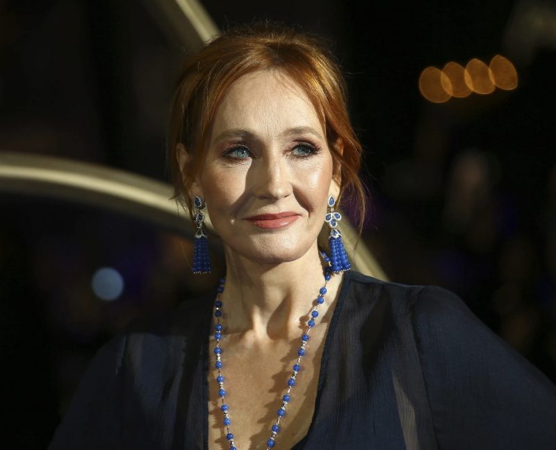J.K. Rowling diz que sofreu ameaças de morte, estupro e tortura, após escrever textos transfóbicos