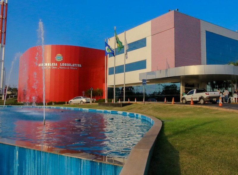 Justiça veta benefícios e reajuste automático na ALMT