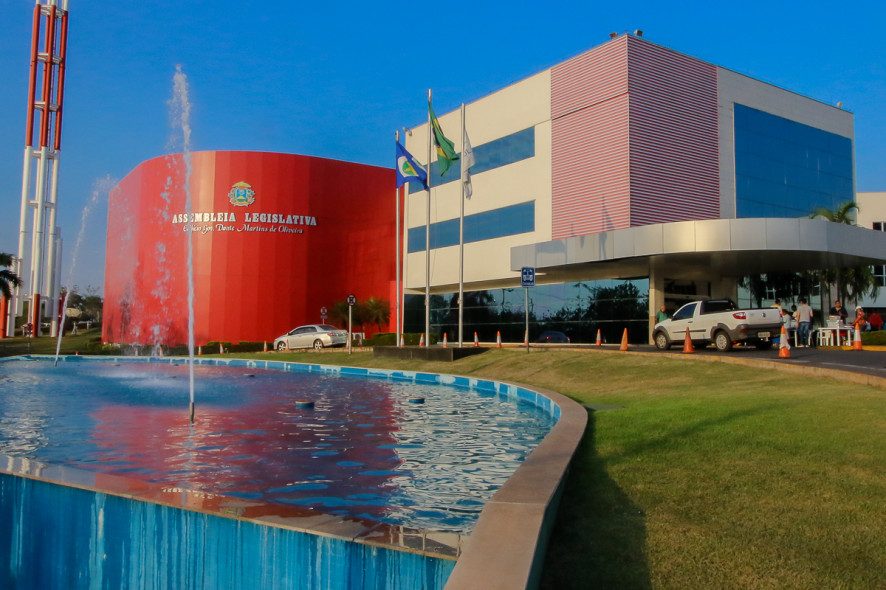 Justiça derruba reajuste automático e benefícios de carreira para servidores sem concurso na Assembleia de MT