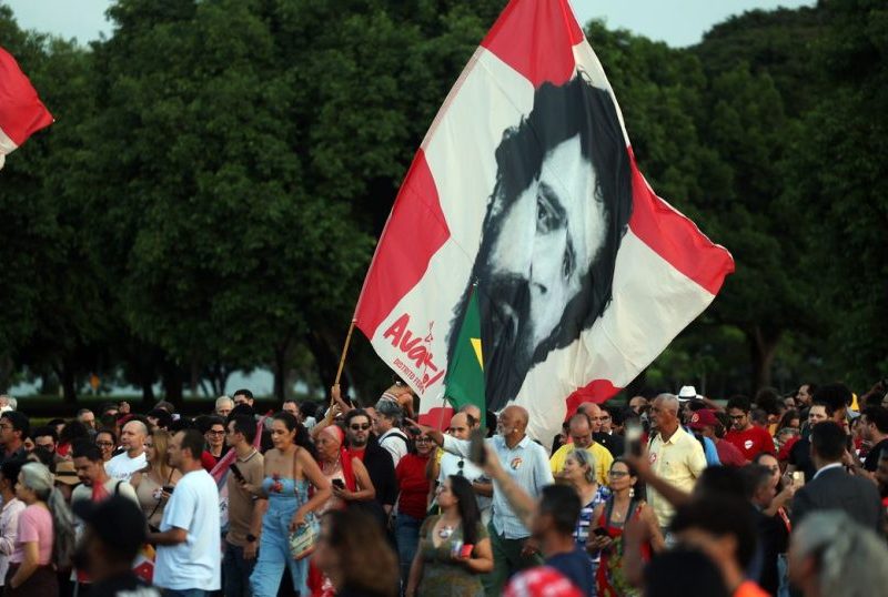 Idosos emocionam Lula em festa de aniversário no Alvorada