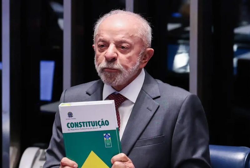Lula comemora fim da escala 6×1 em campanha por votos em MG