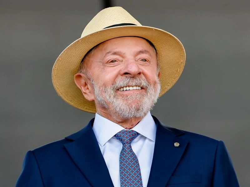 Lula é reeleito presidente e conquista 4º mandato no Brasil