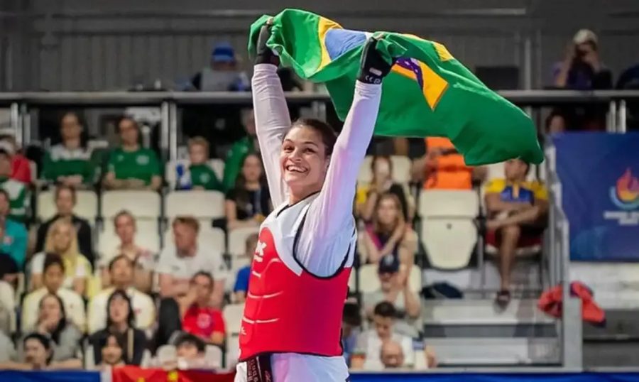 Maria Clara Pacheco conquista o ouro no Grand Prix de Paris