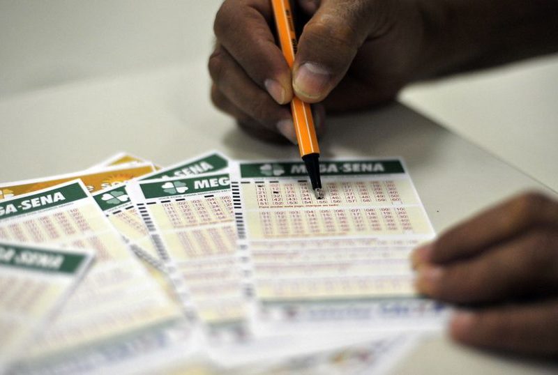 Mega-Sena acumula e vai a R$ 170 milhões; veja as dezenas