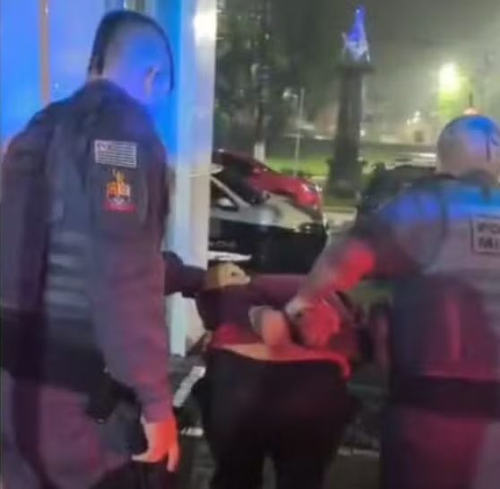 Menina sequestrada pelo pai é salva após piscar para PM no litoral