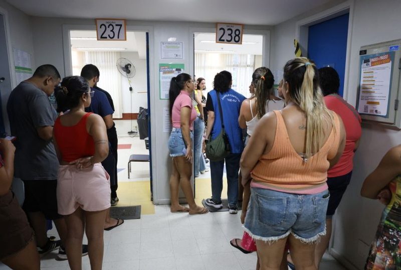 Mudanças em locais de votação geram desafios para eleitores da Maré
