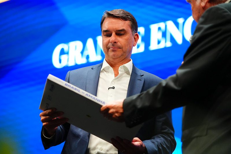 Moraes manda Flávio Bolsonaro entregar passaportes e proíbe senador de deixar o Brasil