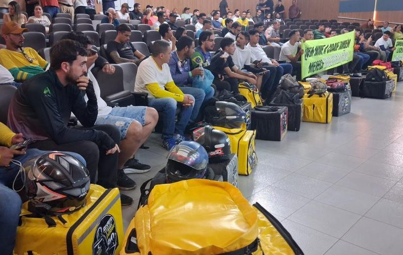 Motoboys protestam contra vereador após agressão