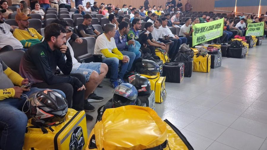 Motoboys cumprem o prometido e fazem protesto contra vereador