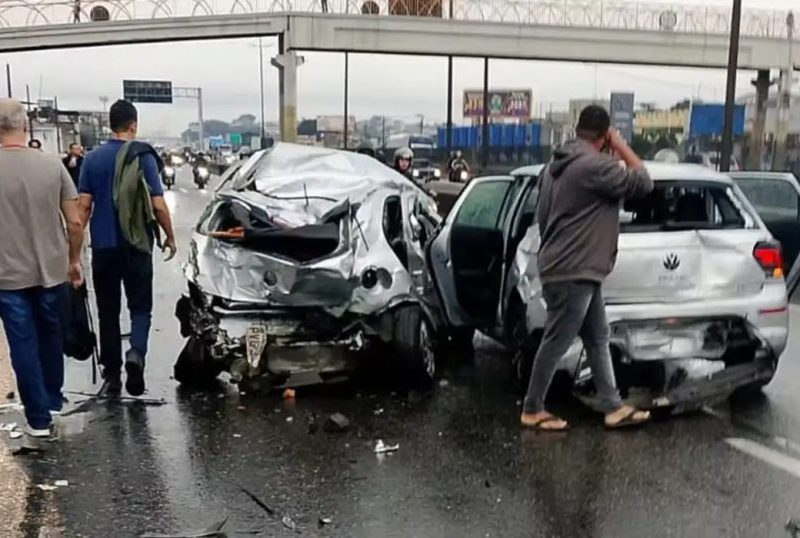 Motorista infarta e engavetamento de 20 veículos deixa feridos no Rio
