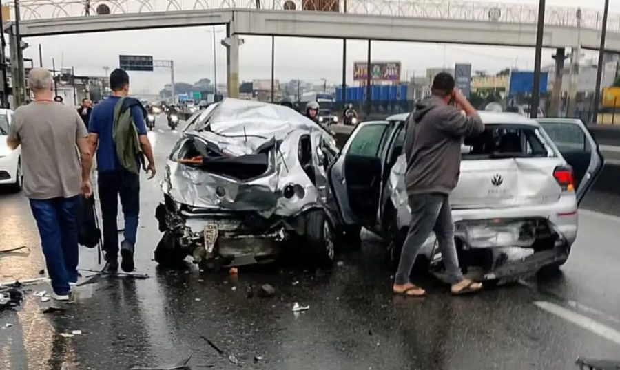 Motorista infarta e engavetamento de 20 veículos deixa feridos no Rio