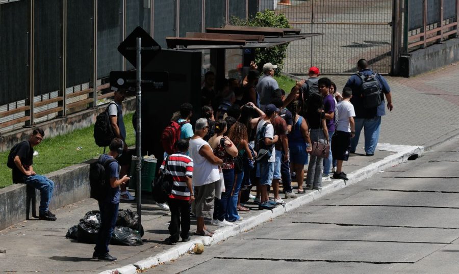 Motoristas de ônibus fazem paralisação na zona sul de São Paulo