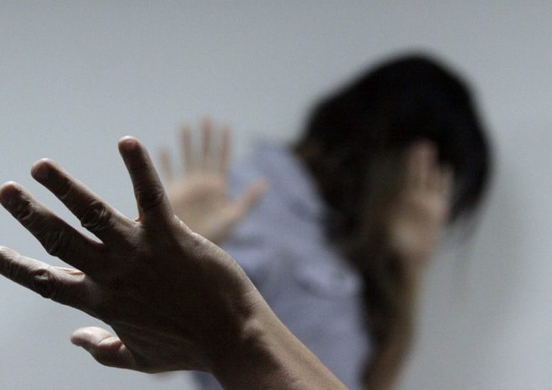 Mulher é agredida durante encontro e obrigada a gravar vídeo de desculpas