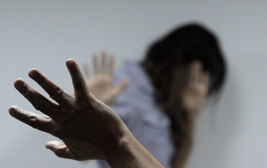 Mulher é agredida durante encontro e obrigada a gravar vídeo de desculpas