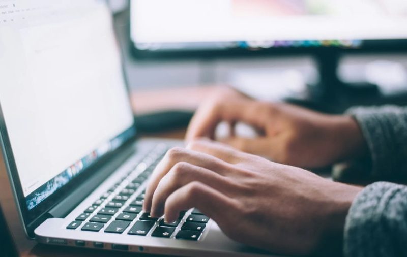 Nem robô pega robô: IAs falham em identificar outras IAs no Teste de Turing