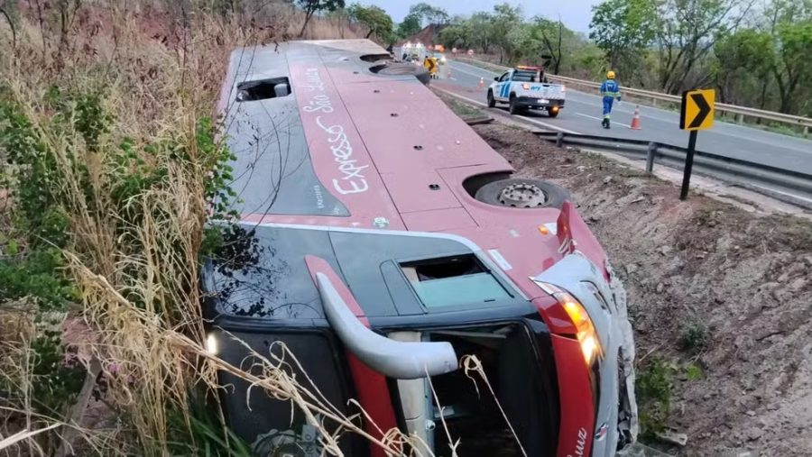 Ônibus de Sinop para o Nordeste tomba na serra da Petrovina