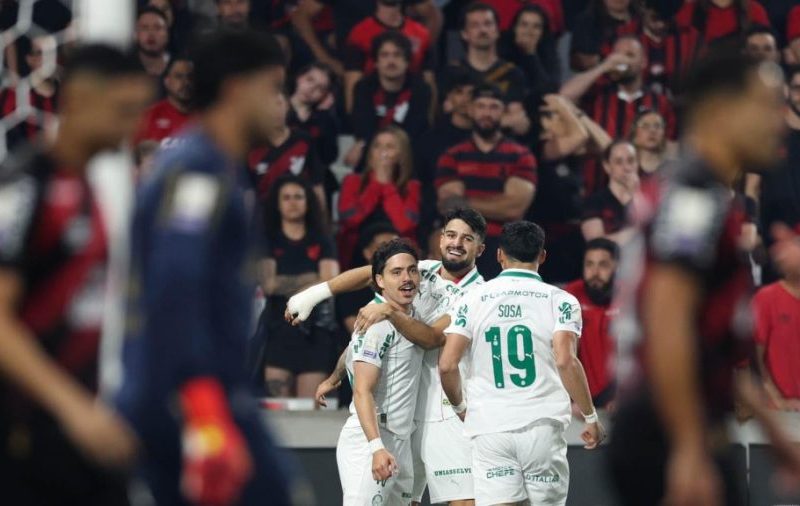 Palmeiras vence Athletico-PR e assume a liderança do Brasileirão