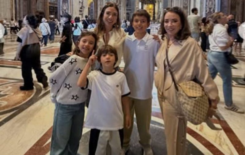 Patrícia Abravanel curte viagem com a mãe e os três filhos: ‘Daqui vem minha força’