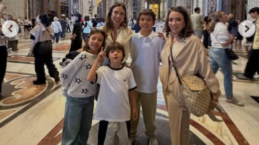 Patrícia Abravanel curte viagem com a mãe e os três filhos: ‘Daqui vem minha força’